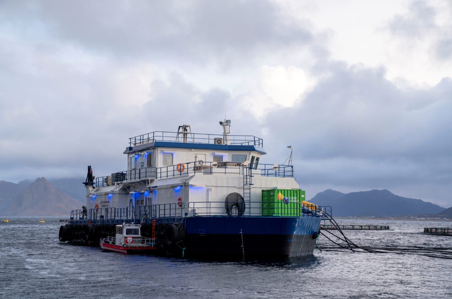 Fish farm grunnsøya med fjord hybrid (norway) 2